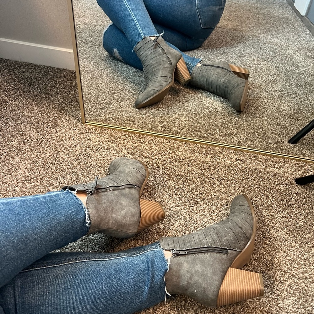 NWOT! JustFab Cartur Gray Booties in Size 10 Wide Width - Picture 3 of 11